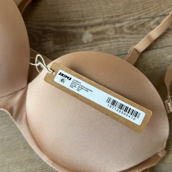 SKIMS Ultimate Push-Up Strapless Bra - Picture 8 of 9